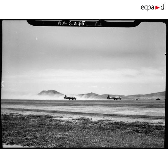 Atterrissage des bombardiers après leur mission en Italie.