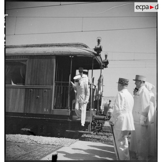 Descente du Résident général à la gare de Fez.