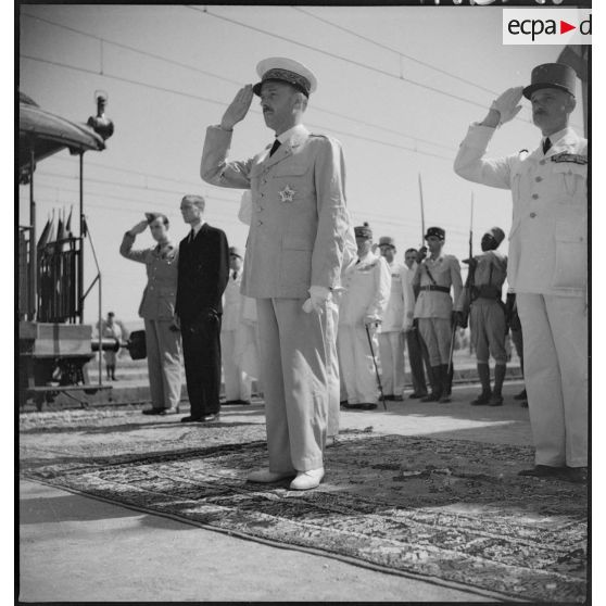 Le Résident Général salue le drapeau des troupes qui lui rendent les honneurs.