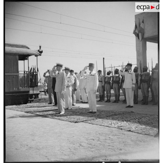 Le Résident Général salue le drapeau des troupes qui lui rendent les honneurs.