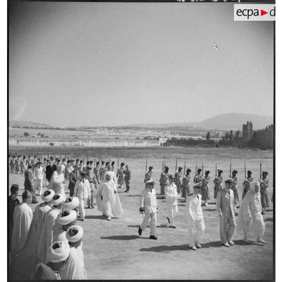 Le Résident Général passe en revue la garde noire du sultan.