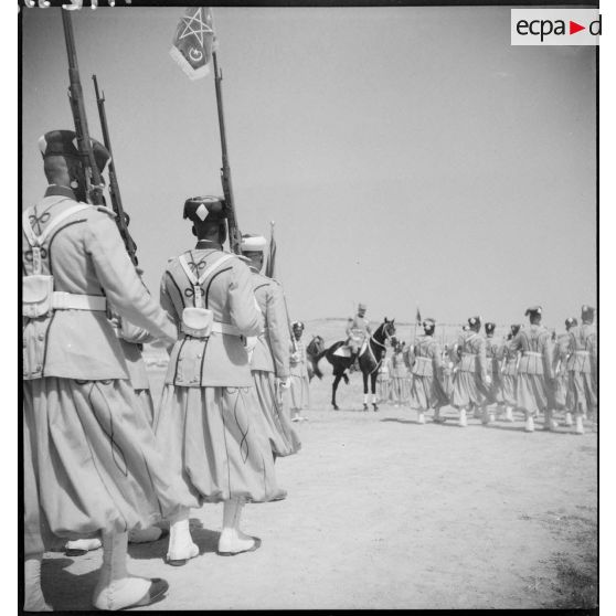 Le Résident Général passe en revue la garde noire du sultan.