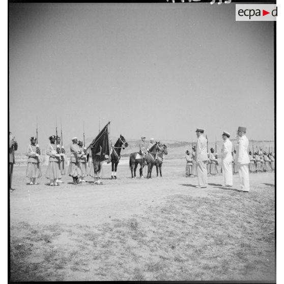 Le Résident Général passe en revue la garde noire du sultan.