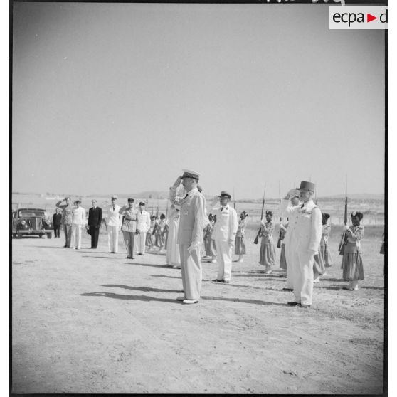 Le Résident Général passe en revue la garde noire du sultan.