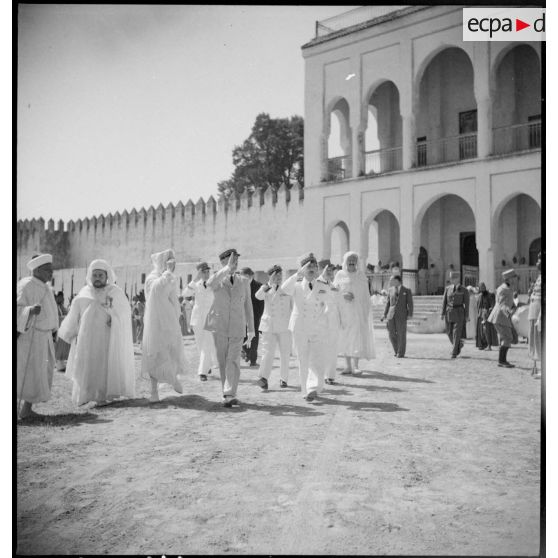 Visite du Résident Général au palais du sultan.
