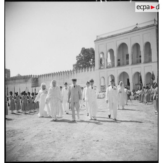 Après la visite du Résident général au palais du sultan.