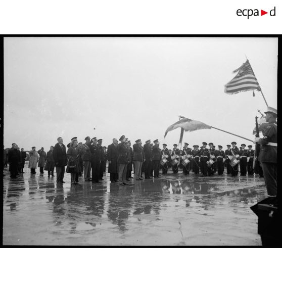 Salut aux drapeaux lors de la cérémonie officielle du baptême de l'avion France Libre le 25 octobre 1944 au Bourget.