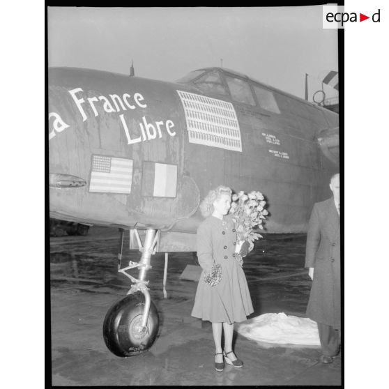 Monique Rolland lors de la cérémonie officielle du baptême de l'avion "France Libre" le 25 octobre 1944, au Bourget.