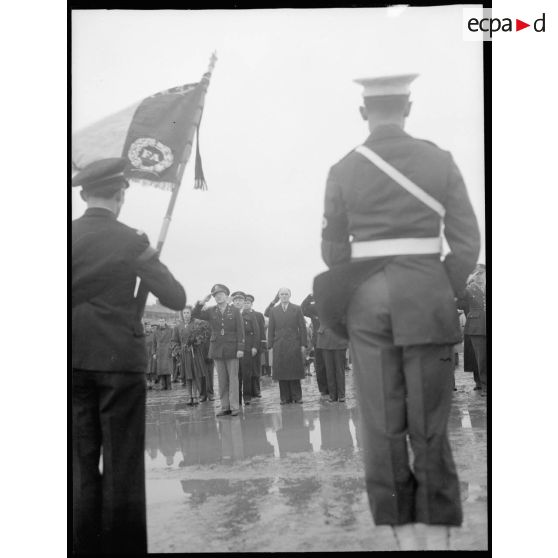 Salut aux drapeaux lors de la cérémonie officielle du baptême de l'avion France Libre le 25 octobre 1944 au Bourget.