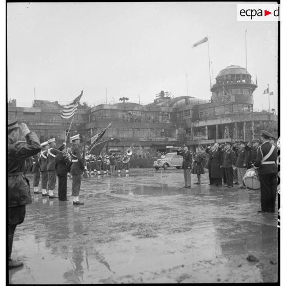Salut aux drapeaux lors de la cérémonie officielle du baptême de l'avion France Libre le 25 octobre 1944 au Bourget.