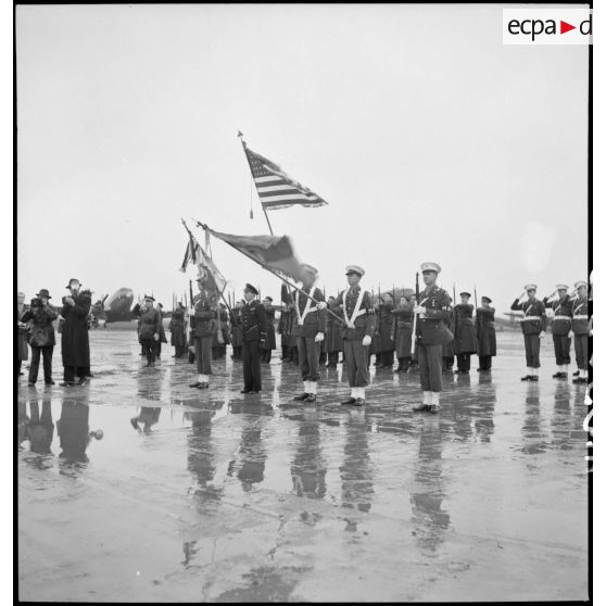 Salut aux drapeaux lors de la cérémonie officielle du baptême de l'avion France Libre le 25 octobre 1944 au Bourget.