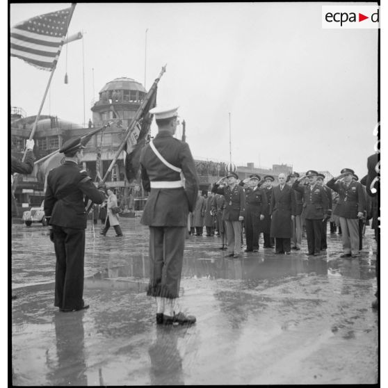 Salut aux drapeaux lors de la cérémonie officielle du baptême de l'avion France Libre le 25 octobre 1944 au Bourget.
