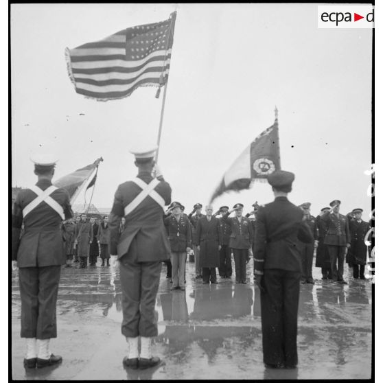 Salut aux drapeaux lors de la cérémonie officielle du baptême de l'avion France Libre le 25 octobre 1944 au Bourget.