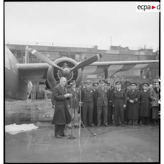 Charles Tillon, ministre de l'Air en France, fait un discours lors de la cérémonie officielle du baptême de l'avion "France Libre" le 25 octobre 1944, au Bourget.<br>