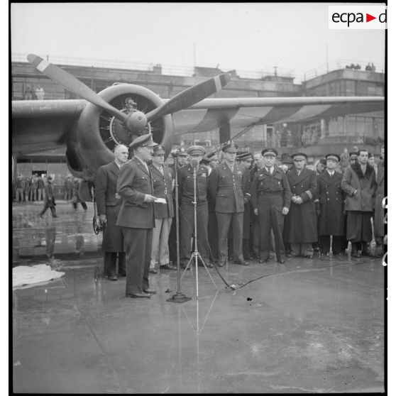 Allocution du général de l'armée de l'Air américaine lors de la cérémonie officielle du baptême de l'avion "France Libre" le 25 octobre 1944, au Bourget.