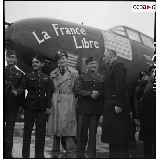 Tillon sert la main à un caporal chef américain lors de la cérémonie officielle du baptême de l'avion "France Libre" le 25 octobre 1944, au Bourget.