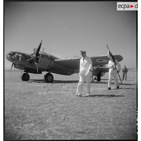 Descente de l'avion d'un général.