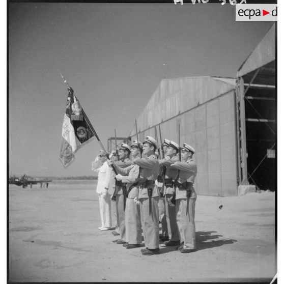 Le nouveau drapeau de l'école des parachutistes.