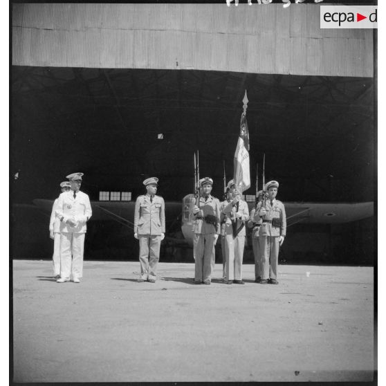 Le nouveau drapeau de l'école des parachutistes.