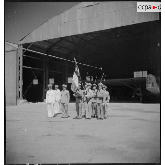 Le nouveau drapeau de l'école des parachutistes.