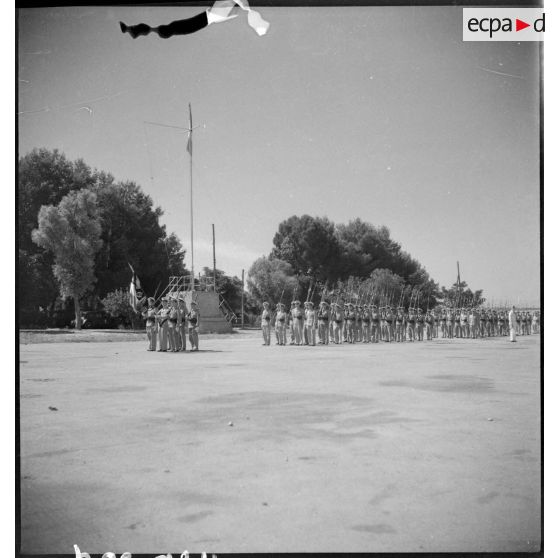 Défilé devant le nouveau drapeau.