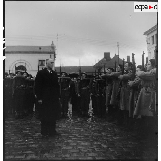 Charles Tillon, ministre de l'Air, s'incline pendant l'exécution de la Marseillaise.