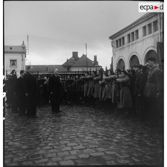 Charles Tillon, ministre de l'Air, passe en revu le détachement venu lui rendre les honneurs lors d'une visite d'une usine de la S.N.C.A., à Bourges.