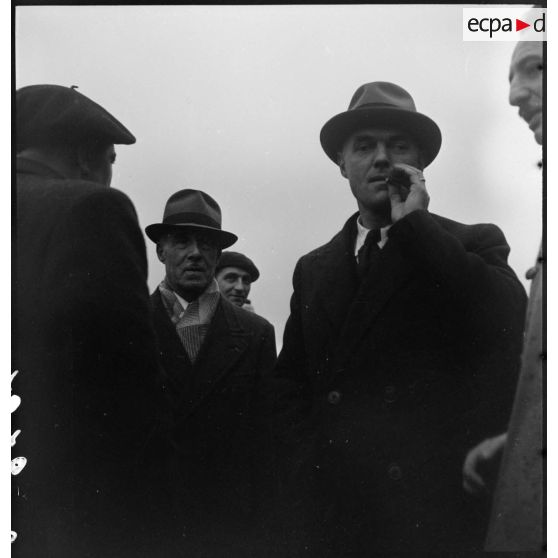 Charles Tillon, ministre de l'Air, lors d'une visite d'une usine de la S.N.C.A.C., à Bourges.