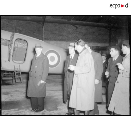 Charles Tillon, ministre de l'Air, accompagné du préfet du Cher et de M. Girard, directeur des usines de la S.N.C.A.C., visite les installations de Bourges.