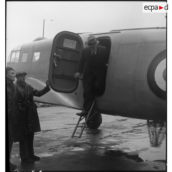 Charles Tillon, ministre de l'Air, visite un NC 701 Martinet venant d'être produit et prêt à être mis en service dans une usine de Bourges appartenant à la S.N.C.A.C.
