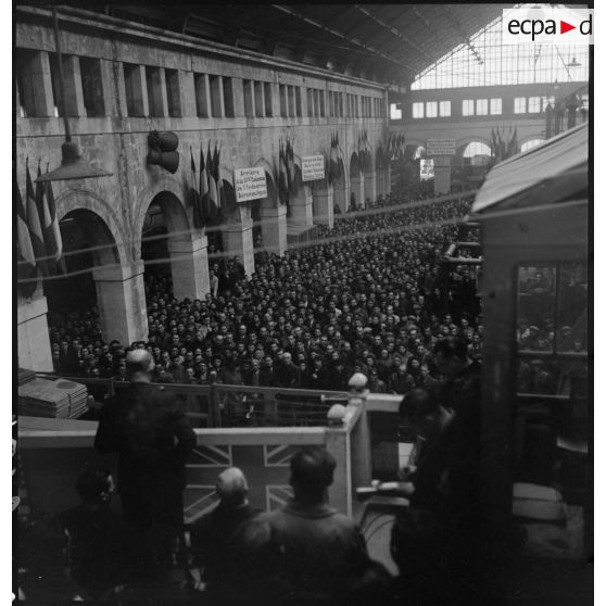 Après sa visite de l'usine de Bourges appartenant à la S.N.C.A.C., Charles Tillon, ministre de l'Air, fait un discours devant les ouvriers.