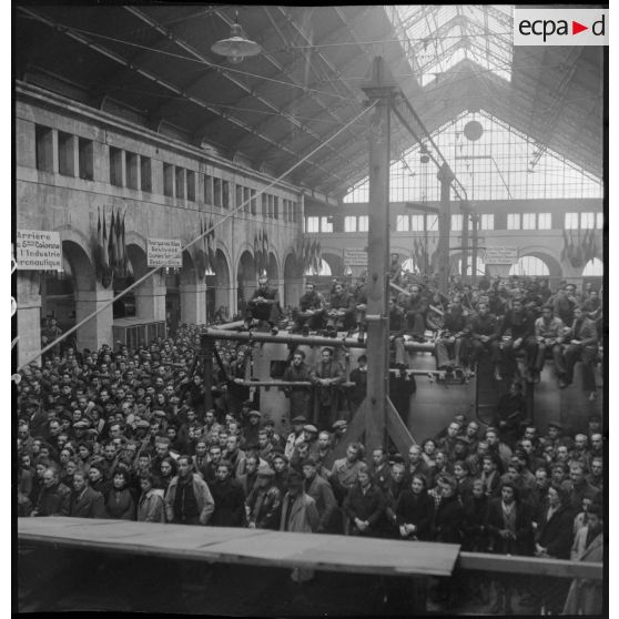Après sa visite de l'usine de Bourges appartenant à la S.N.C.A.C., Charles Tillon, ministre de l'Air, fait un discours devant les ouvriers.