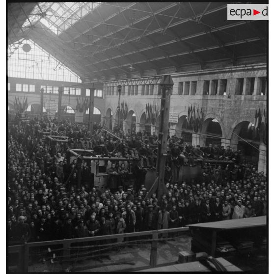 Après sa visite de l'usine de Bourges appartenant à la S.N.C.A.C., Charles Tillon, ministre de l'Air, fait un discours devant les ouvriers.