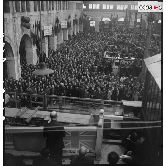 Après sa visite de l'usine de Bourges appartenant à la S.N.C.A.C., Charles Tillon, ministre de l'Air, fait un discours devant les ouvriers.