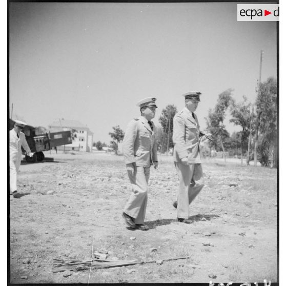 Portrait de deux officiers.