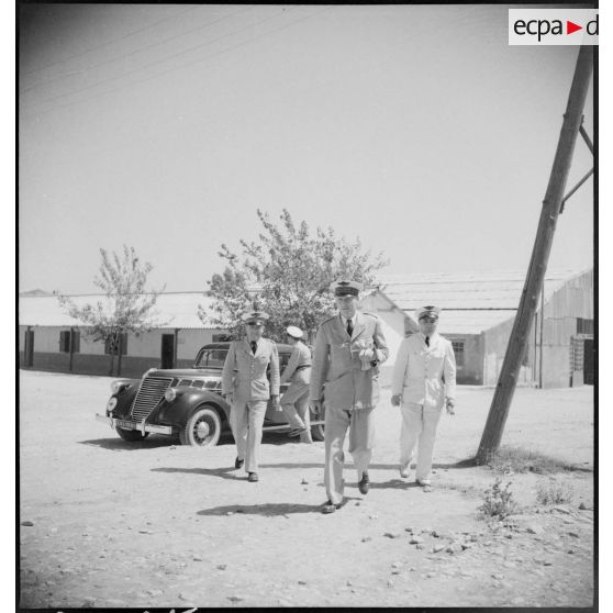 Arrivée du général en voiture.