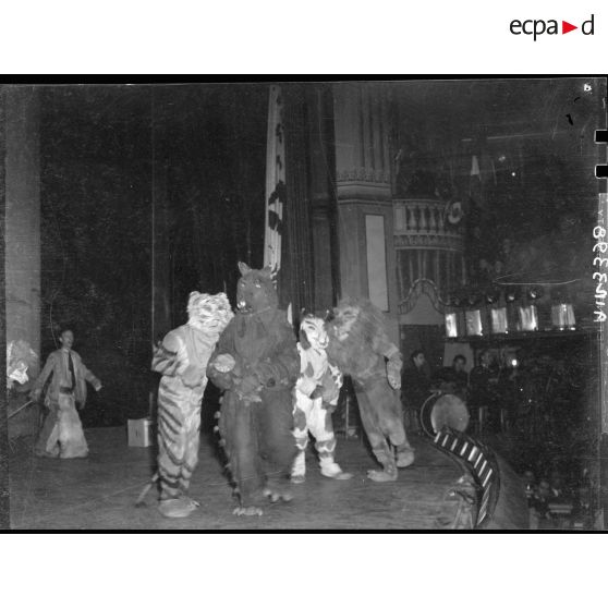 La danse de l'ours à l'ocasion de l'Arbre de Noël de l'Aviation au théatre du Chatelet.