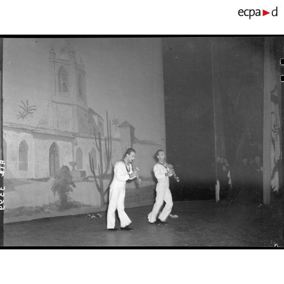 Représentation de fantaisistes à l'ocasion de l'Arbre de Noël de l'Aviation au théatre du Chatelet.