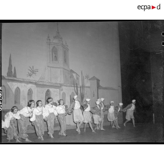 Danse orientale de jeunes filles au théatre du Chatelet à l'ocasion de l'Arbre de Noël de l'Aviation.