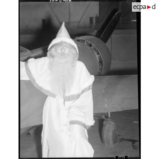 Arrivée du père Noël à l'Arbre de Noël de l'Aviation au théatre du Chatelet.