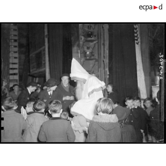 Distribution de cadeaux par le père Noël à l'occasion de l'Arbre de Noël de l'Aviation au théatre du Chatelet.