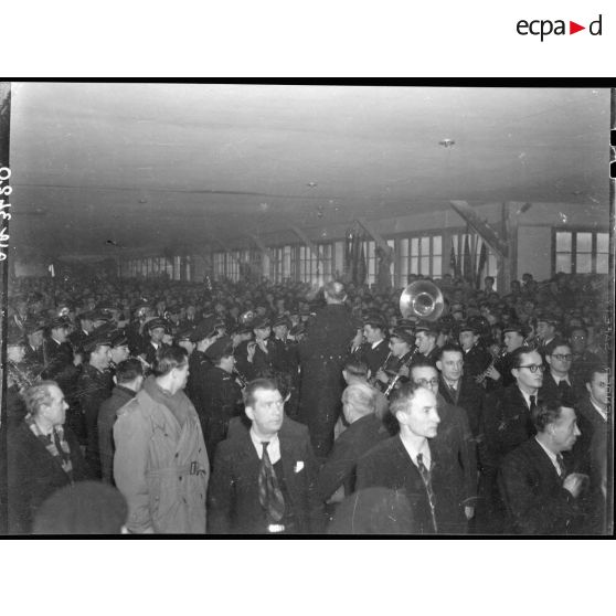 La musique de l'Air joue l'hymne russe.