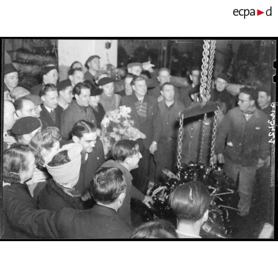 Présentation d'un moteur par des syndicalistes français à leurs camarades russes.