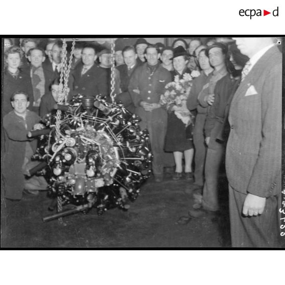 Présentation d'un moteur par des syndicalistes français à leurs camarades russes.