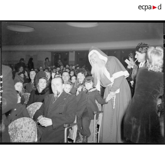 Le père Noël et une enfant à l'Arbre de Noêl à Suresnes (SNCASO).