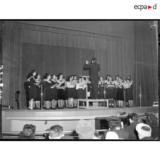 La chorale de Saint-Cloud à l'Arbre de Noêl à Suresnes (SNCASO).