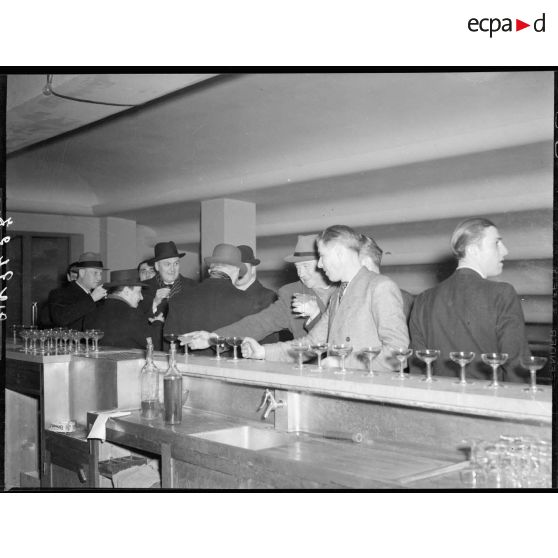 Des représentants de Charles Tillon, ministre de l'air, au vin d'honneur de l'Arbre de Noêl à Suresnes (SNCASO).