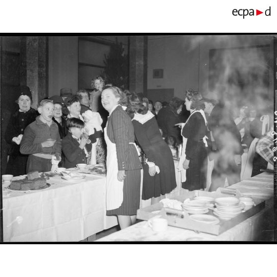 Gôuter des enfants à l'Arbre de Noêl à Suresnes (SNCASO).