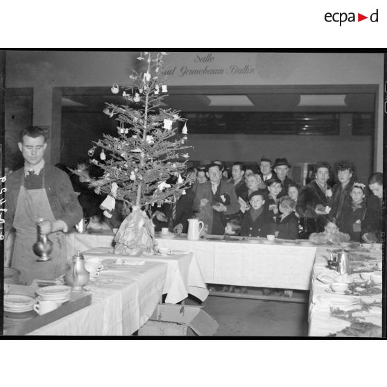 Goûter des enfants à l'Arbre de Noêl à Suresnes (SNCASO).