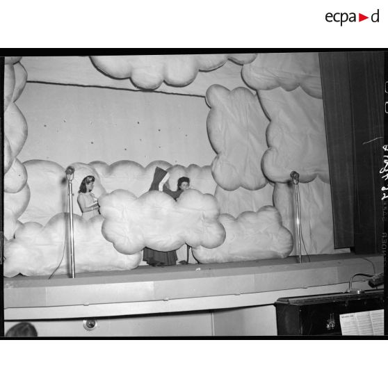 Spectacle d'un artiste et d'enfants  à l'occasion de l'Arbre de Noël à Suresnes (SNCASO).